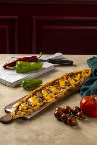 Dana Etli Cheddar Peynirli Pide